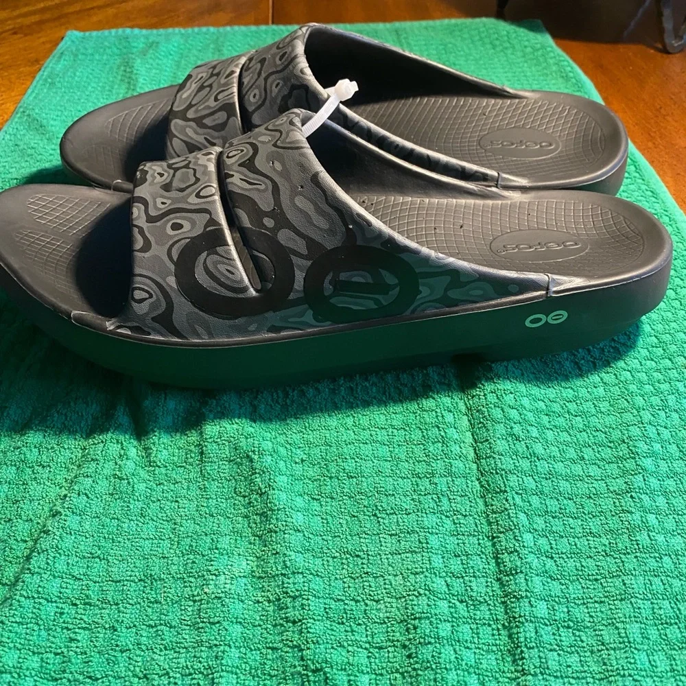 OOFOS Gray Patterned Men's Sandals size 13